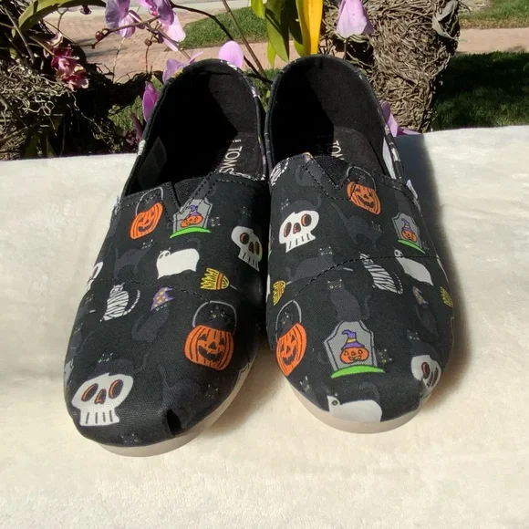 TOMS Halloween Black Slip On Shoes Size 8 Women Pumpkin Cat Broom - Picture 7 of 12